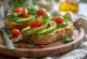Sandwich panggang vegan dengan hummus, alpukat dan tomat ceri