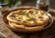 Roti naan kayu manis-kapulaga disajikan