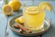 Limun hangat rempah dengan lemon segar dan batang kayu manis