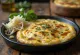 Pupusa Salvador disajikan dengan curtido dan salsa