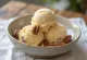 Es Krim Pecan Asin disajikan