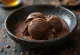 Es Krim Cokelat Bir disajikan dengan tekstur lembut