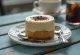 Kue kopi krim dengan hiasan
