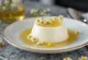 Panna cotta bunga elder disajikan