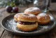 Donat Selai Plum disajikan