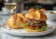 Burger Wellington dengan puff pastry renyah dan daging sapi juicy