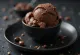 Es Krim Cokelat Kacang Tonka disajikan dengan serutan cokelat
