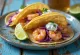 Taco camaron disajikan dengan jeruk nipis dan ketumbar