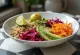 Buddha bowl quinoa bit disajikan dengan sayuran segar