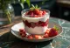 Parfait stroberi berlapis dan dihiasi mint segar