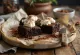 Kue cokelat keju cottage disajikan dalam irisan