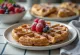 Wafel Liège dengan gula mutiara dan saus cokelat