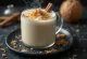 Cider kelapa disajikan dalam gelas