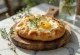 Focaccia disajikan dengan terong panggang dan feta