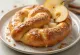 Pretzel pir kayu manis disajikan