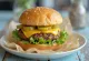 Burger keju vegan dengan sayuran segar