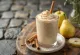 Smoothie pir dengan potongan pir segar