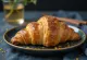Croissant kayu manis Spanyol yang baru dipanggang