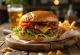 Burger Spesial Rumah dengan daging asap sapi renyah dan bawang panggang