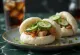 Hidangan bao bun daging sapi BBQ disajikan