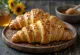 Croissant biji bunga matahari disajikan