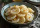 Acar water chestnut pedas disajikan dalam toples kaca