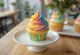 Cupcake busa pelangi yang baru dipanggang