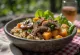 Buddha bowl quinoa jamur disajikan dengan sayuran segar