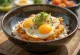 Katsudon, mangkuk nasi dengan katsu sapi dan telur setengah matang