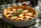 Quiche mozzarella dan tomat kering dalam penyajian pedesaan