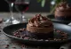 Kue mousse cokelat hitam dalam penyajian elegan