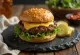 Burger habanero menggigit disajikan