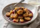 Gnocchi anggur merah dan plum kering disajikan