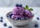 Es krim blueberry disajikan