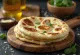 Roti naan cokelat putih disajikan