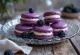 Macaron krim blackberry disajikan