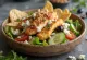 Salad Gyros dengan ayam panggang, sayuran segar, dan saus tzatziki