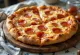 Pizza Pepperoni ekstra keju disajikan