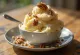 Es krim Vanilla Pecan disajikan