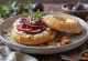 Bagel plum marzipan disajikan