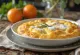 Clafoutis keju cottage segar berwarna keemasan, siap disajikan