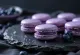 Macaron blueberry marzipan disajikan