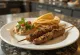 Tusuk sate daging kafta panggang dengan bekas panggangan