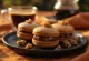 Macaron kopi dan kenari karamel disajikan