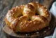 Pretzel quinoa disajikan