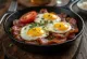 Ham asap dengan telur disajikan
