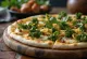 Pizza kubis hitam yang baru dipanggang