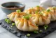 Gyoza Jepang dengan isian daging ayam, dalam adonan dasar panggang, dengan saus celup kecap asin