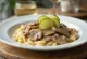 Stroganoff sapi disajikan