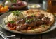 Piring Kebab dengan sate daging panggang, hummus, dan saus yogurt